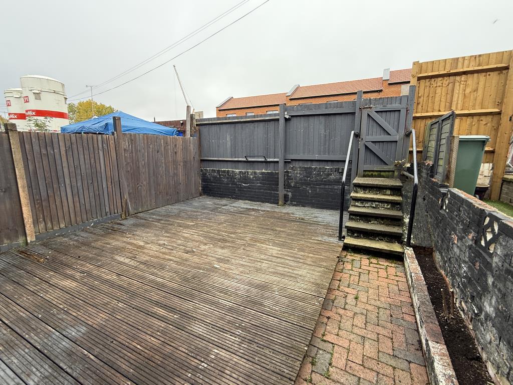 Lot: 65 - HOUSE IN NEED OF IMPROVEMENT - Rear Garden of House in Need of Improvement